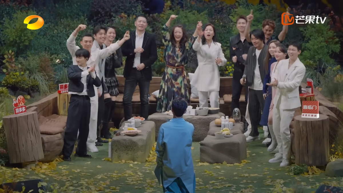 张栋梁演唱到一半的时候，在场嘉宾都起身为他应援，随着他的歌声和音乐挥舞摇摆~ 