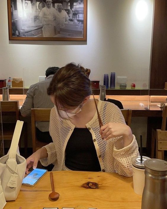 我们为什么会对「滑手机」上瘾？很大一部分的原因就是「对生活没有盼头」。