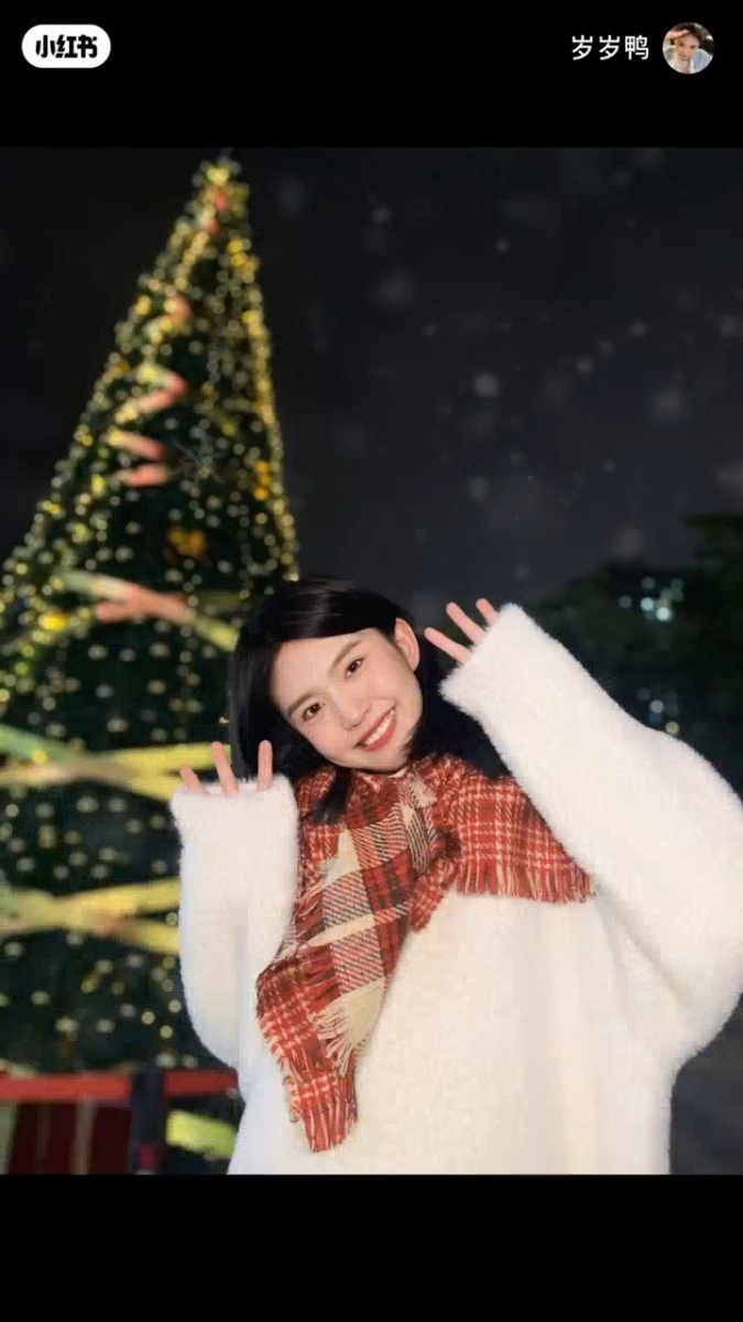 圣诞树合照技巧 3:打开「人像模式」,将圣诞树虚化成光斑