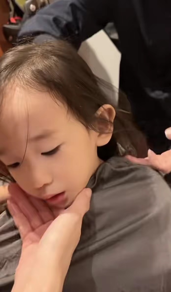 最近应采儿也分享了一段为儿子在家理发的视频!