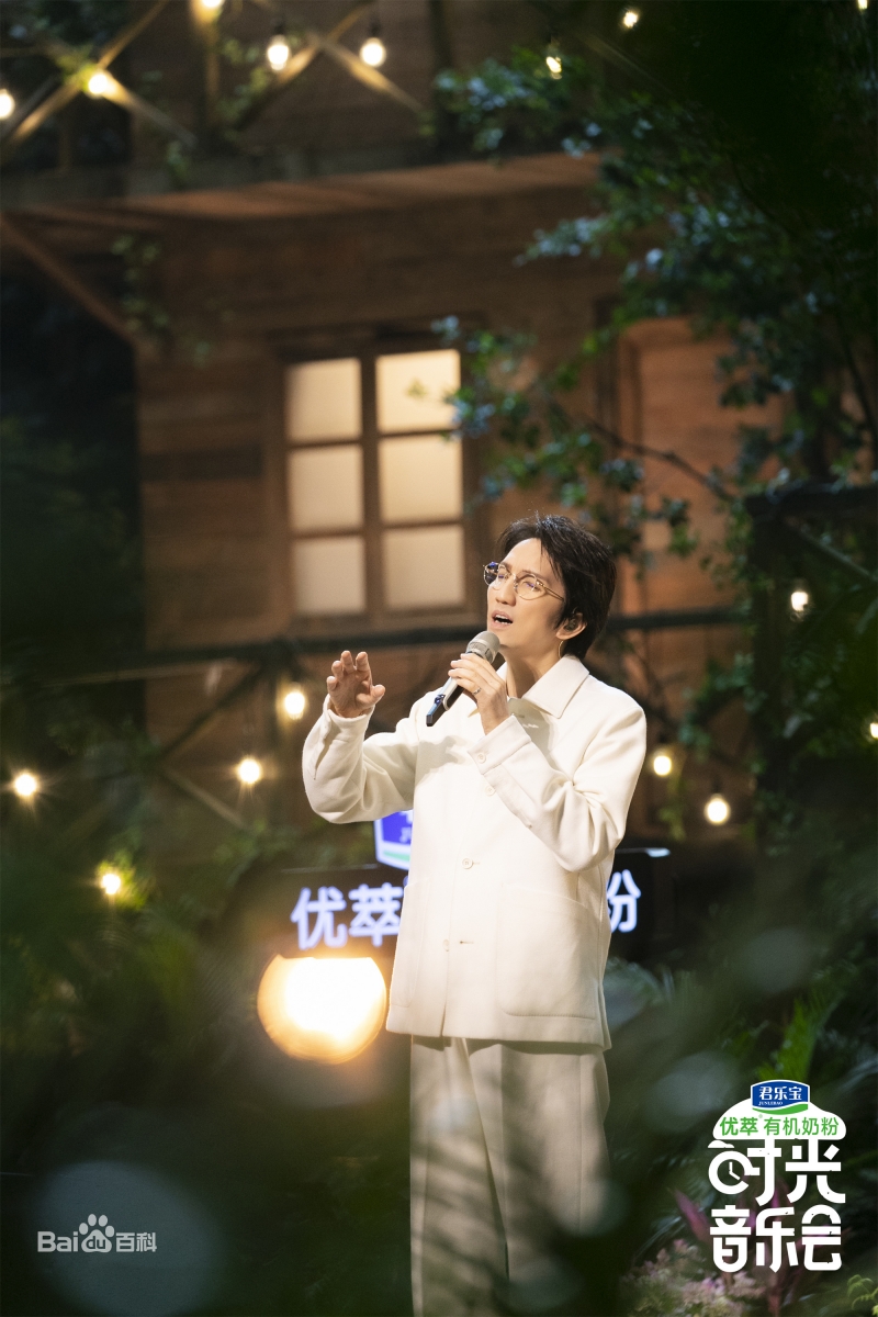 以户外音乐会的形式，让歌手们互相翻唱经典曲目，用音乐勾勒回忆