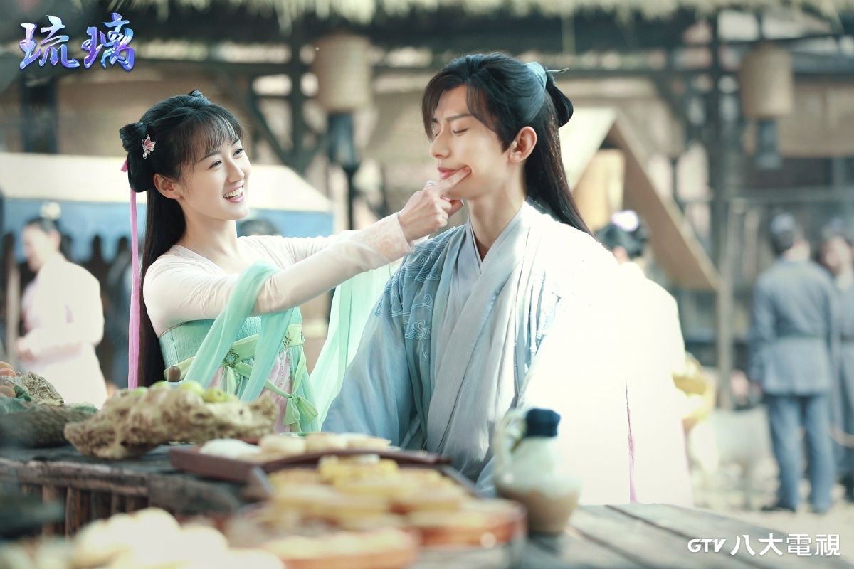 要知道成毅在这个夏天凭借《琉璃》成功出圈,是当之无愧的黑马神剧