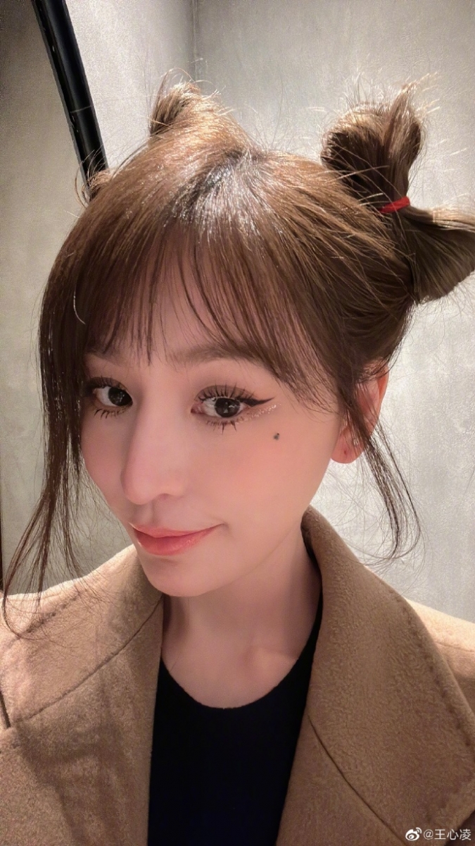 这款蝴蝶结双丸子头无论长发短发都可以驾驭