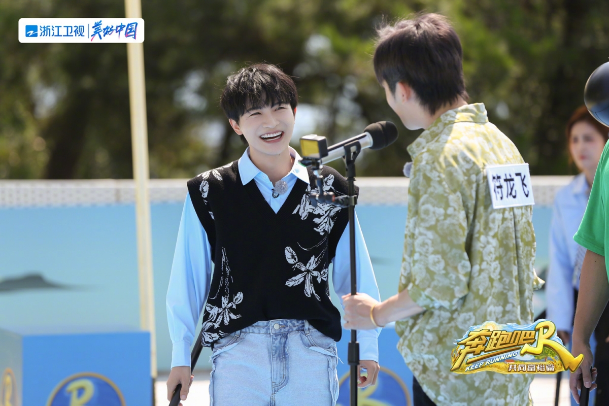 在跑男中周深也给观众带来了许多笑点,每次都努力把最好的一面呈现出来,并且尽显绅士风度