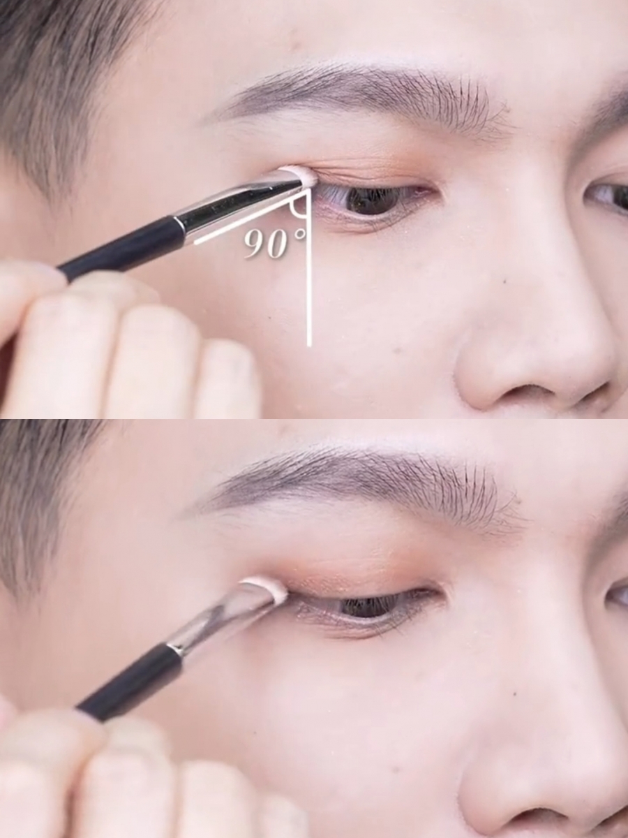 用短毛刷垂直在眼尾,S 字型加深眼影