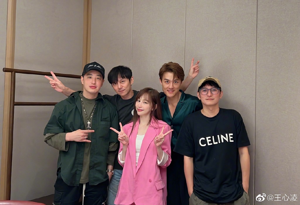 之前王心凌曾晒出与李维嘉的合影