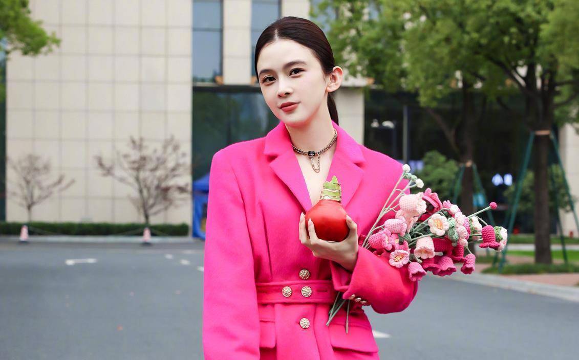 甚至认为比起赵樱子的全程尴尬,吴镇宇才是节目最大的看点!