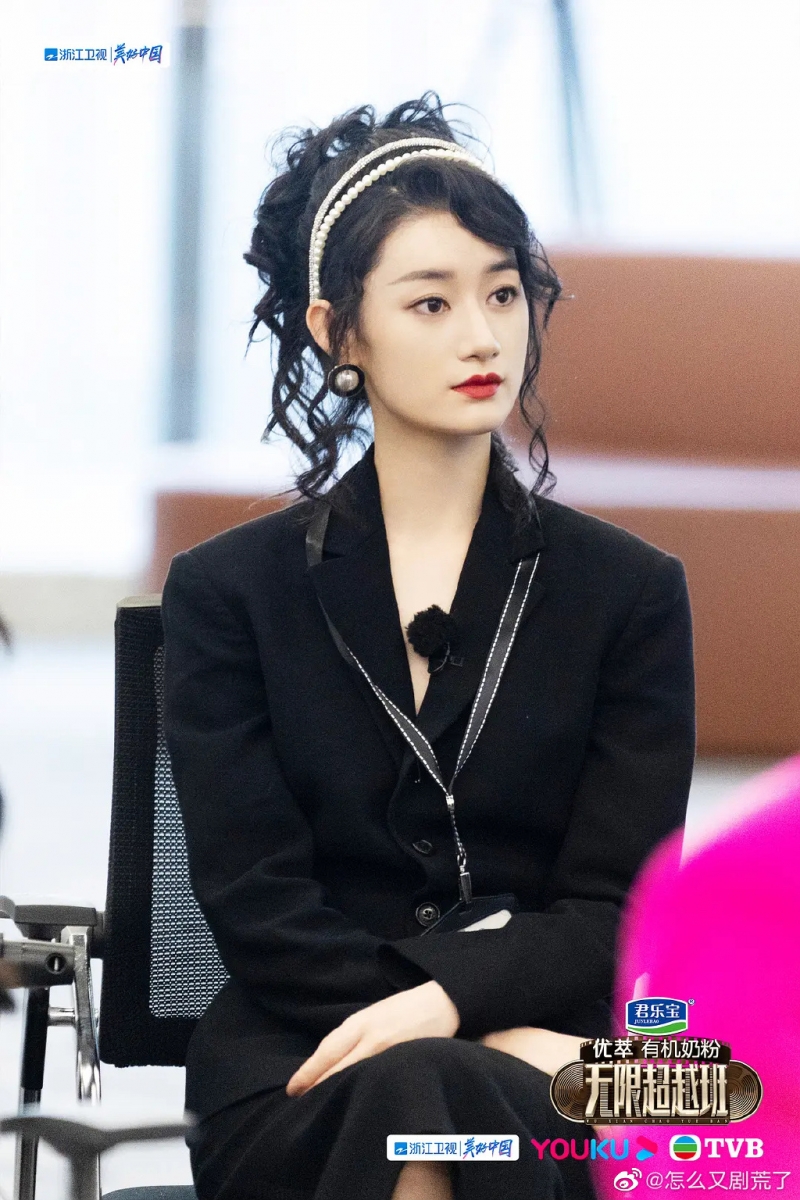 在首期节目中,郭晓婷以港风妆造亮相面试环节,履历介绍时的自信姿态与温文尔雅的气质吸引了评委的关注