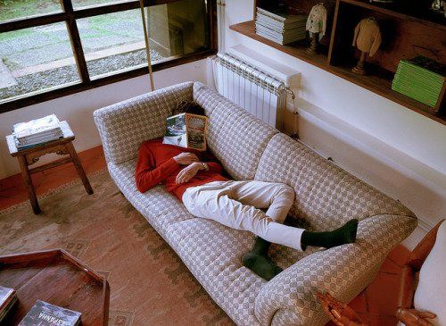 意想不到的「懒人减肥法」#2 :吃饱后躺在沙发上