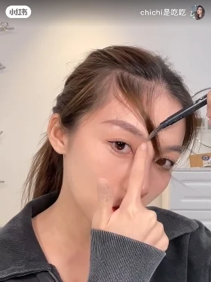 大家在刷的时候,可以尽量往靠近眉头这个地方去刷出头发。