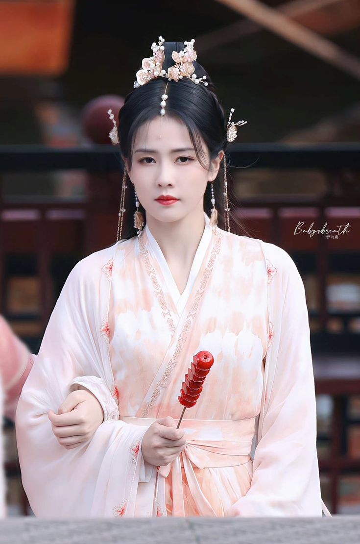 中国女星白鹿凭着电视剧《招摇》、《周生如故》、《一生一世》和《烈火军校》等多剧给观众留下了深刻的印象