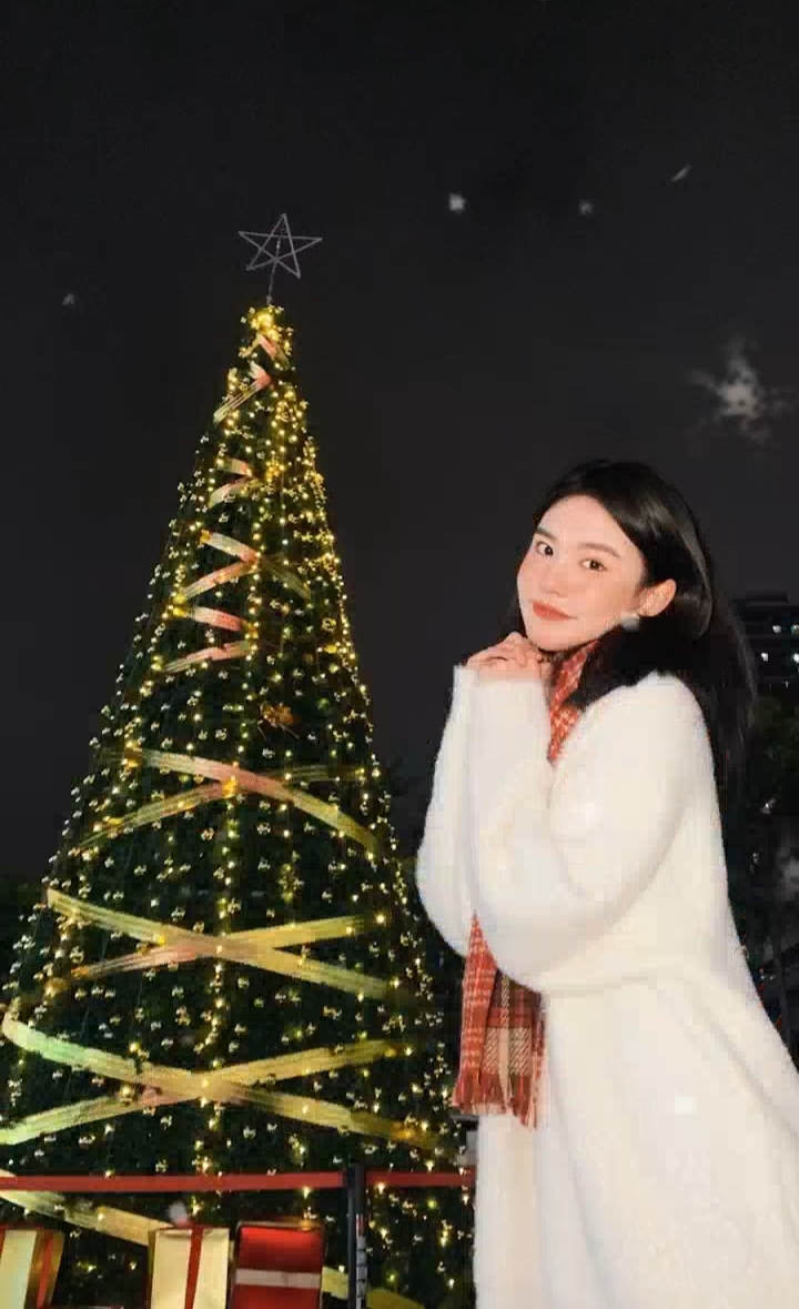 拍照 pose:双手交叉合十许个愿