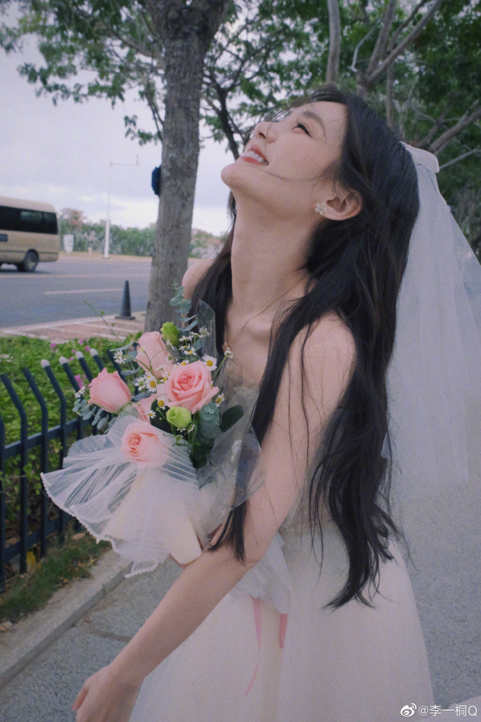 发出单人婚纱照