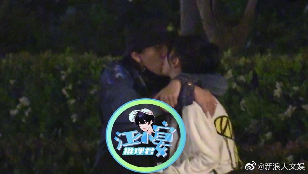 去年5月首次两人首次被拍到在街边甜蜜拥吻