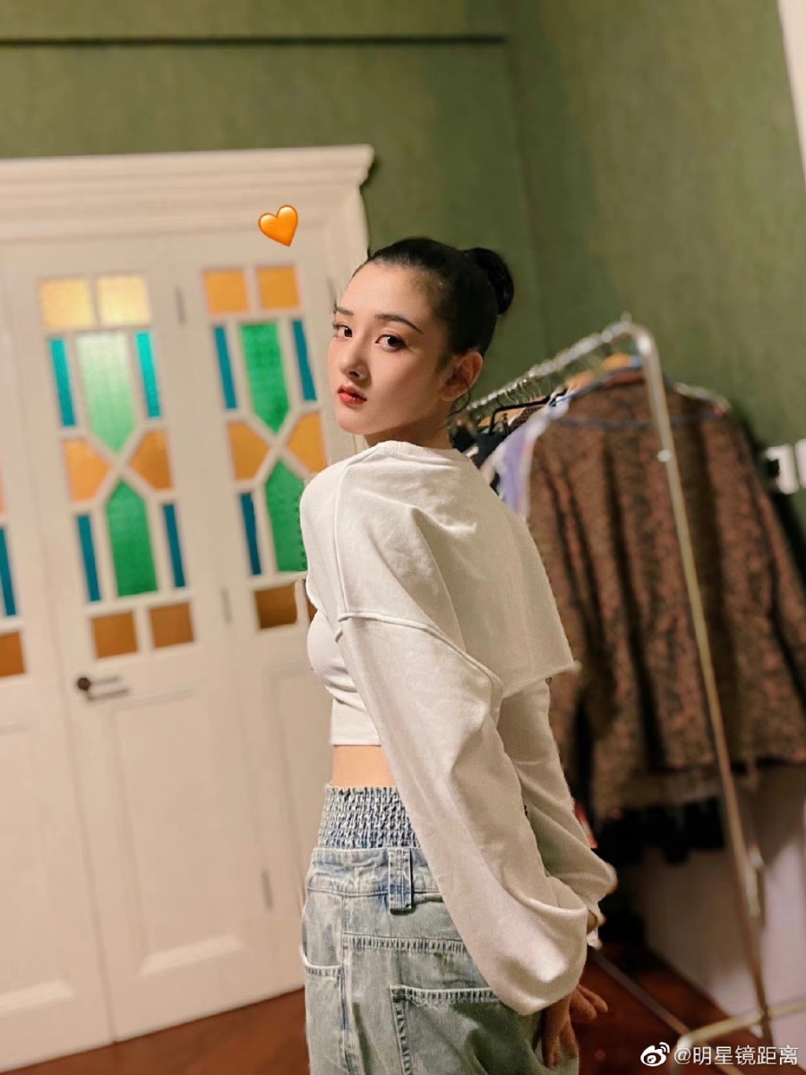 而且她也凭借着自己的从小累积的演技和精致可人的外形,加上古灵精怪、真实不做作的性格圈粉无数。