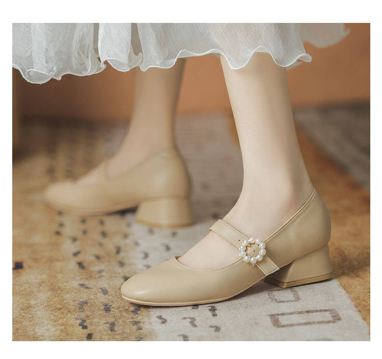 3、珍珠搭扣尖头玛丽珍鞋
