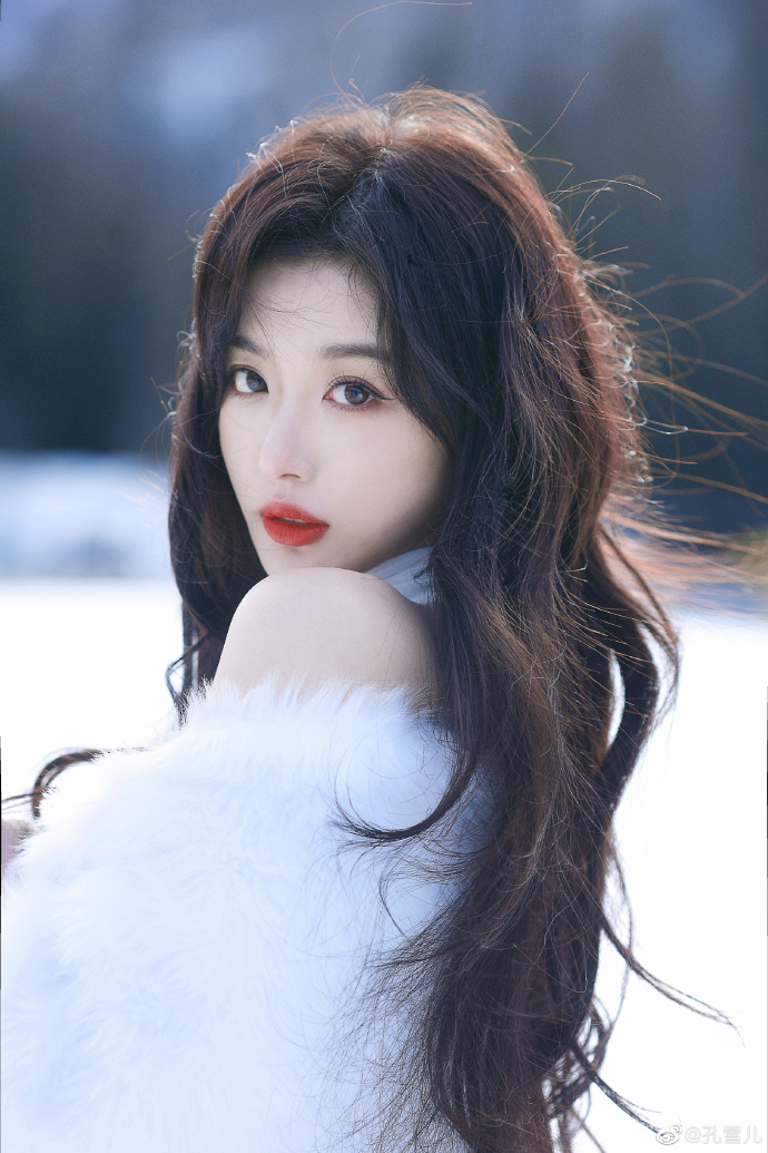 孔雪儿表示节目是在轻松的氛围下录制的,呼吁大家向前看