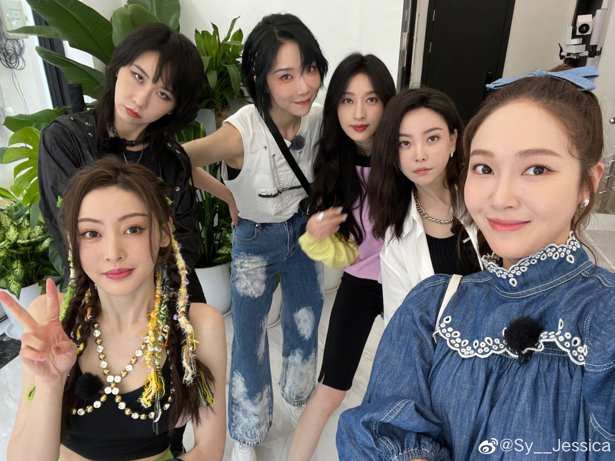 反而加盟于文文和Jessica郑秀妍的《乐队的海边》引发网友热议