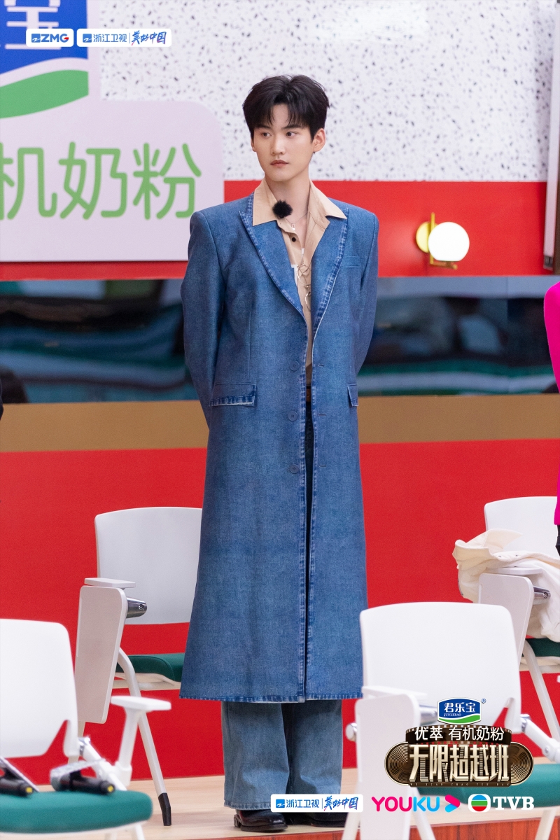 周柯宇像在爱豆选秀节目一样