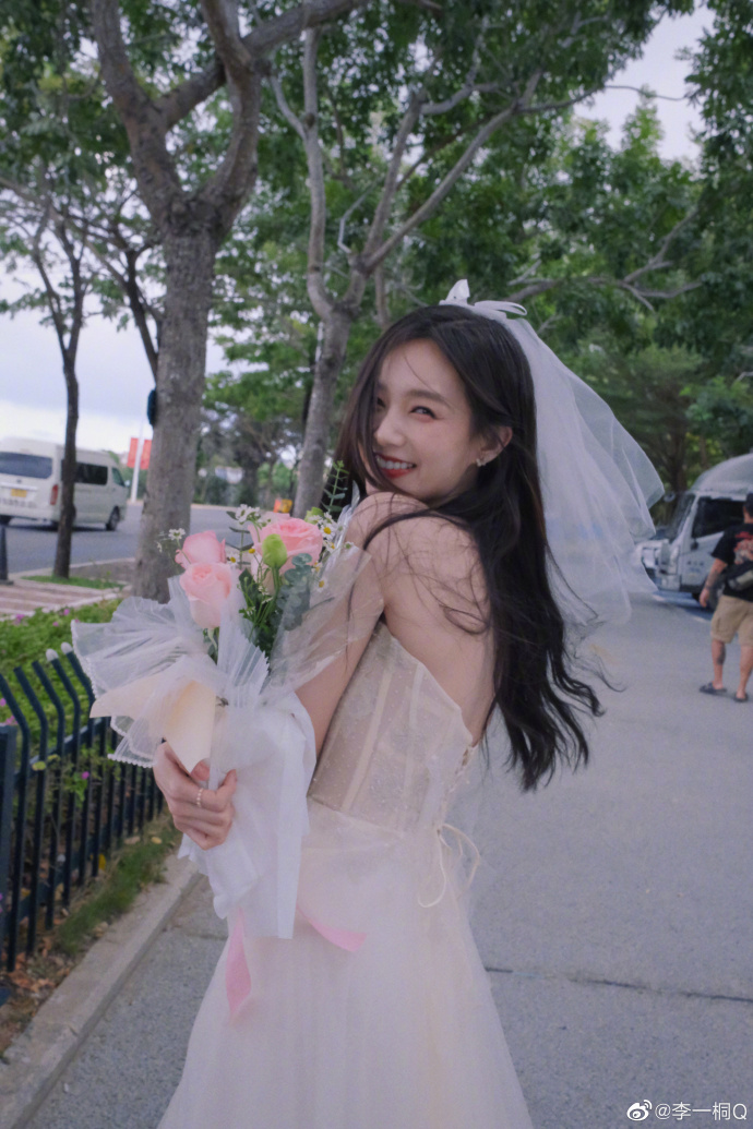 发出单人婚纱照