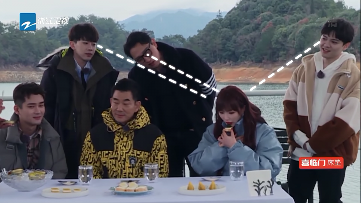 一众男嘉宾齐刷刷盯着孔雪儿品尝鱼子酱