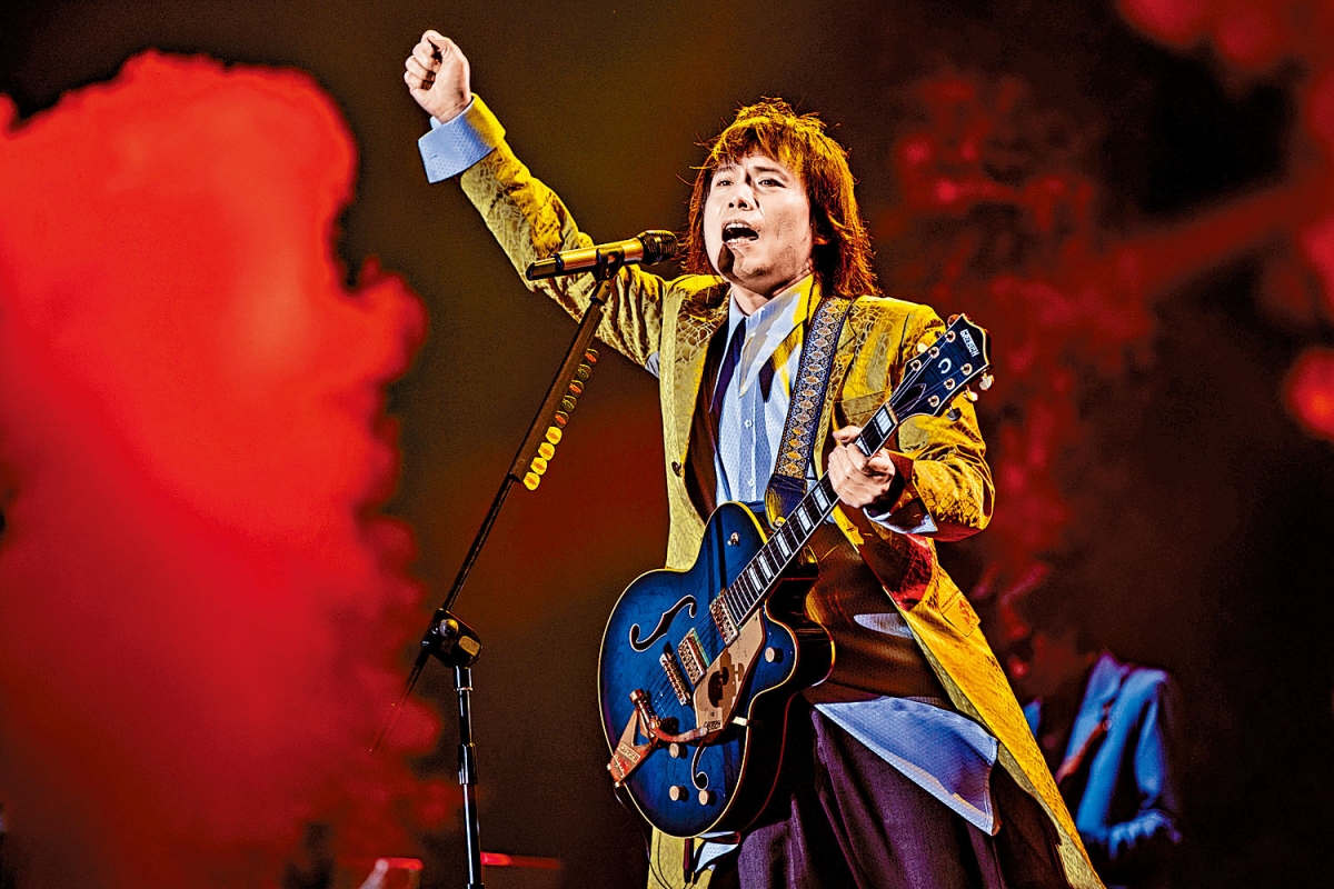 身为台湾乐坛的摇滚天王,伍佰的地位之高无需赘述