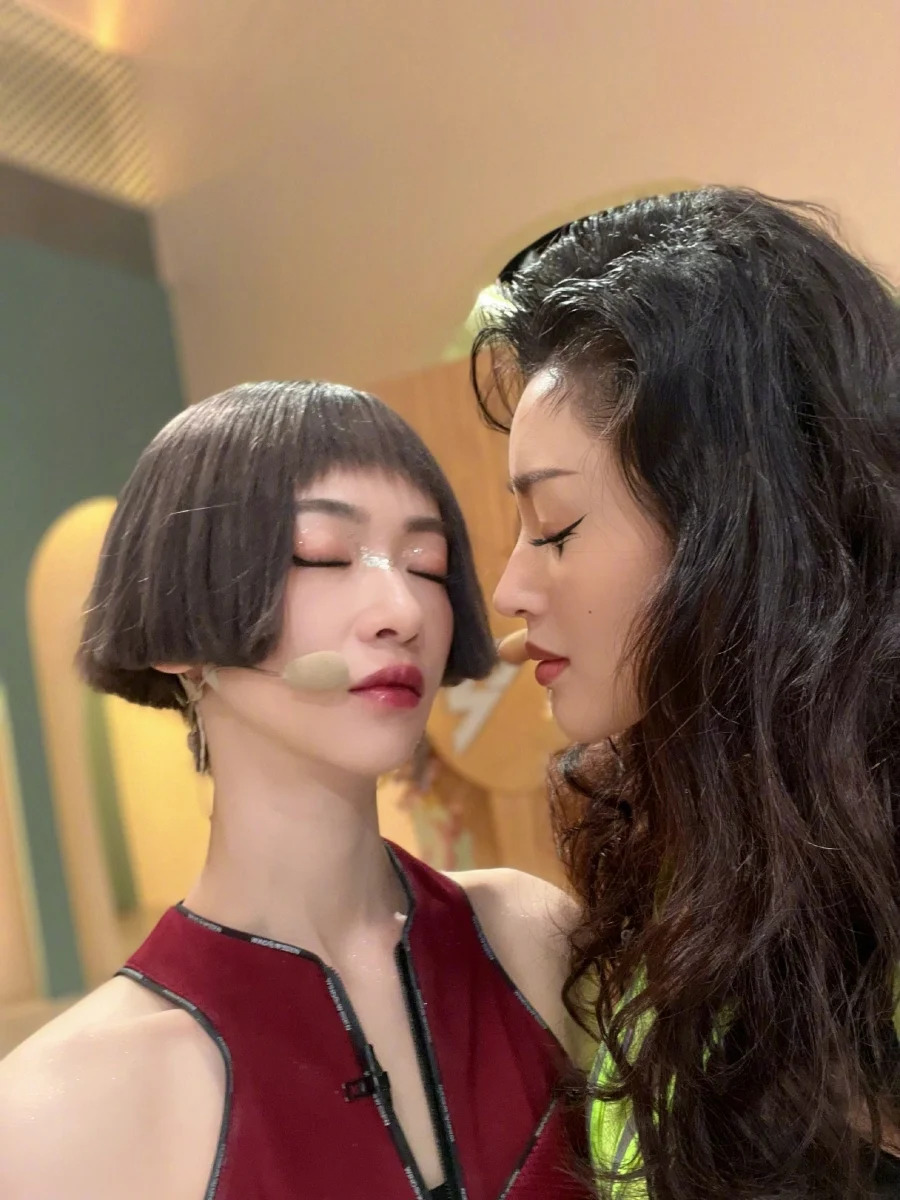 「吴谨言和张天爱一起参加了浪姐,后面一直在一个组里,感情好点不是很正常嘛,我也喜欢和我熟悉的人一起走啊」