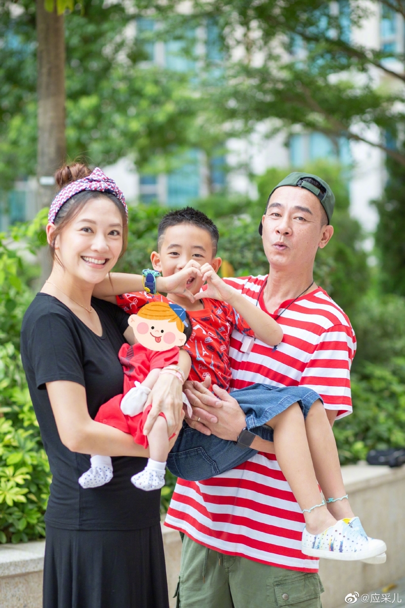 婚后陆续迎来两个爱子,Jasper(小小春)和Hoho,组成幸福的四口之家