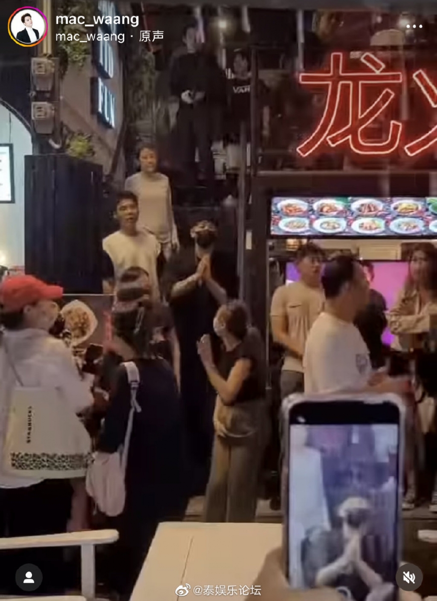 还双手合十拜托粉丝离开。