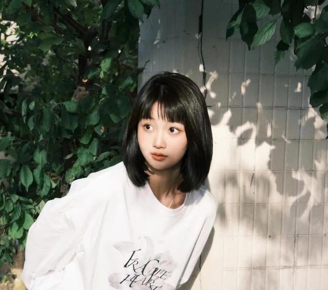 她似乎是北京电影学院陈飞宇同学、年仅20岁的网红女大生邵晴。