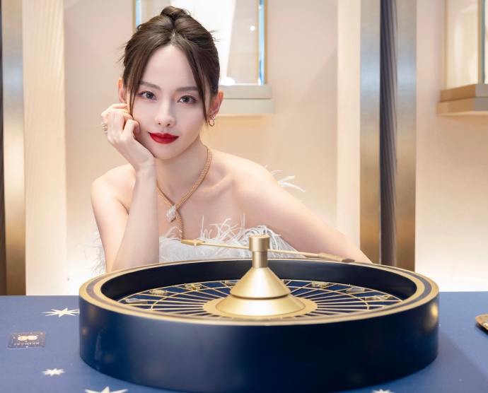 对此,张嘉倪也在个人账号上发了六个字:爱得起,放得下。