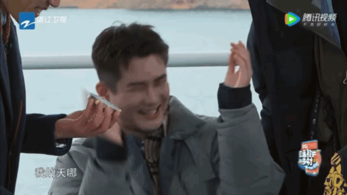 这番举动让周围的男嘉宾立刻哄堂大笑