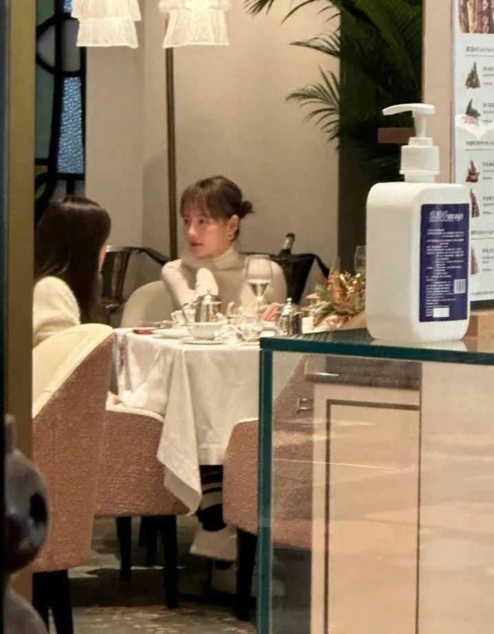 有网友在婚变后直击野生张嘉倪外出与朋友吃饭