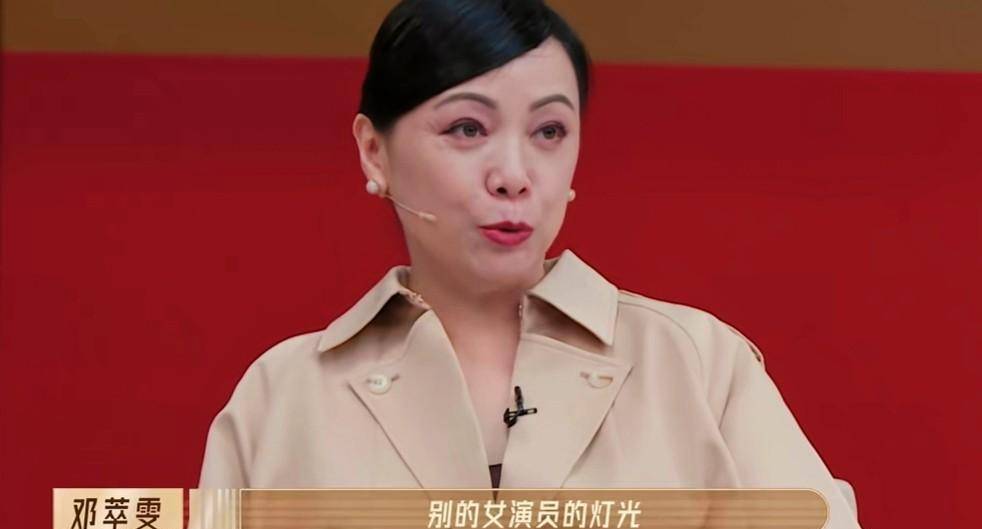 当她被邓萃雯问“出道23年来大部分都是配角,而女一的灯光永远比配角的好”这一问题的看法