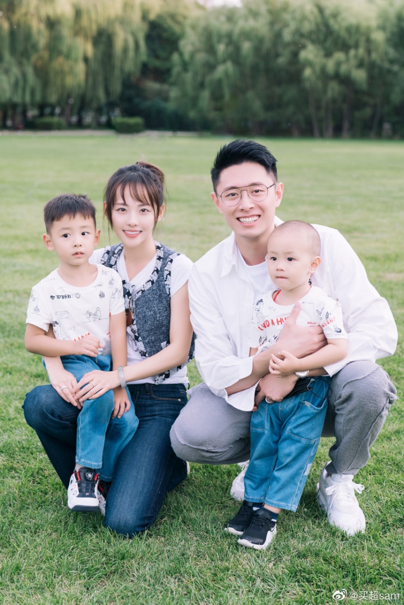 虽然在镜头面前张嘉倪和老公两个人恩爱有加,但这段感情一直饱受争议。