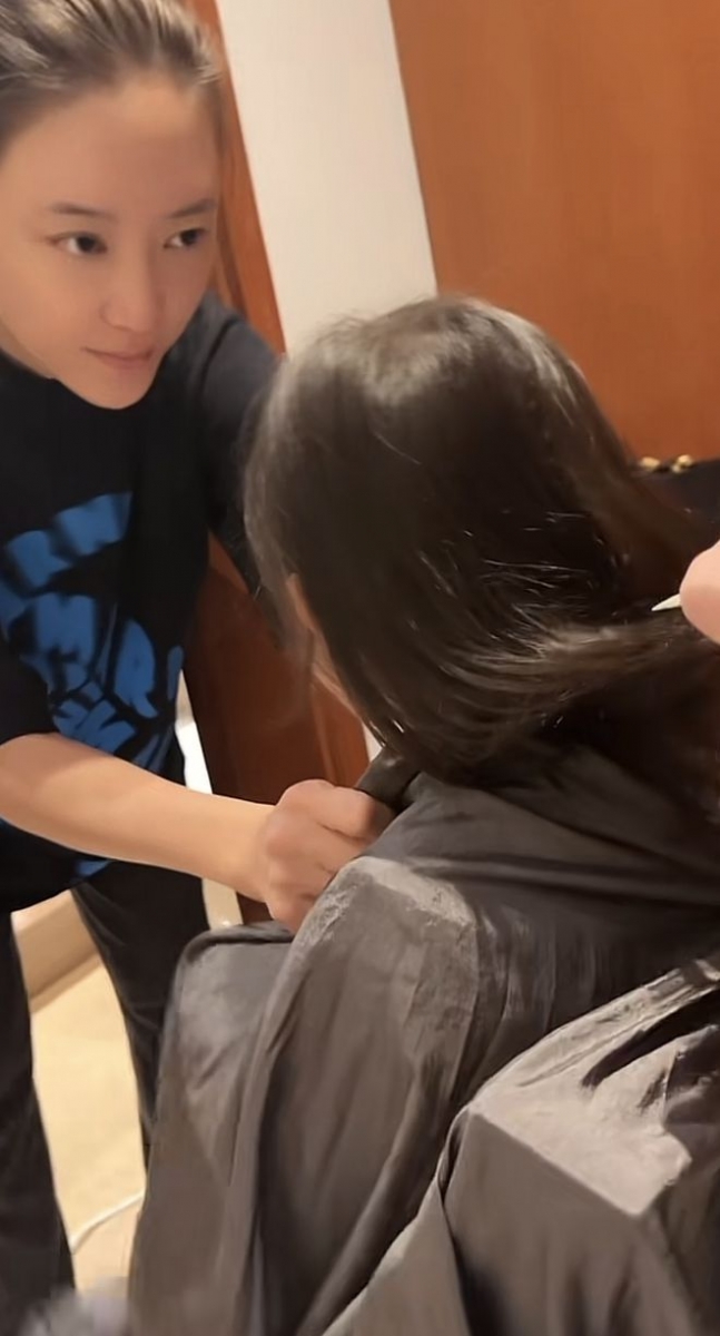 视频中理发师一直在打理发尾,可见应采儿依然没有给HoHo剪短发的打算。