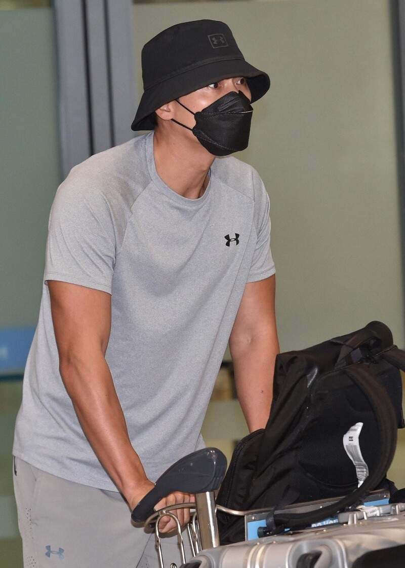 之前拍摄结束后回韩国时就被拍到整个人黝黑了不少