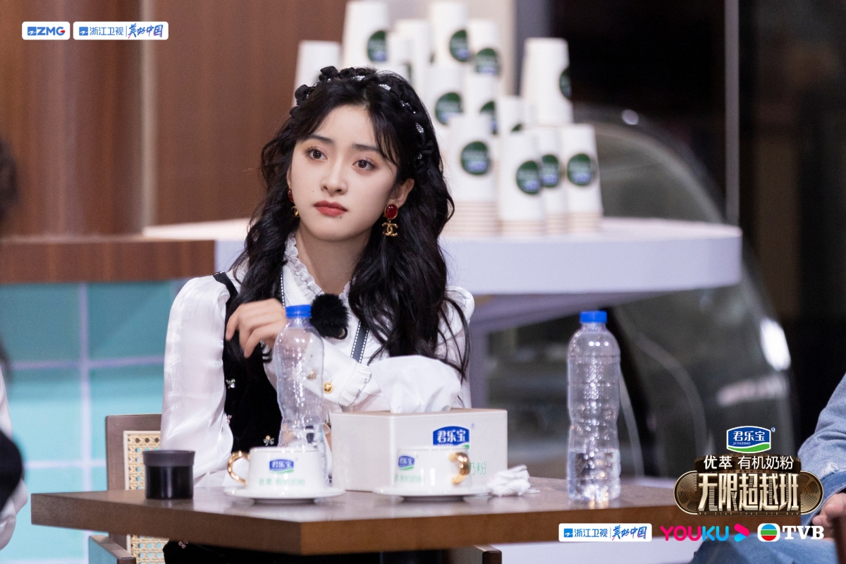 「沈月」在面试时无法控制情绪「社恐」崩溃