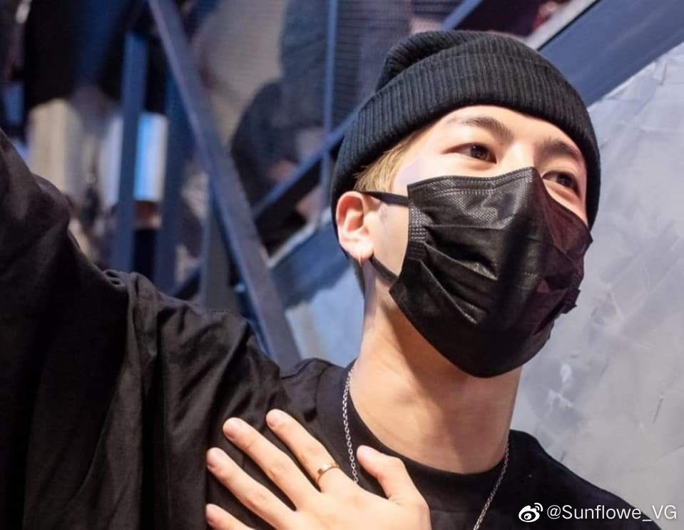 据悉当王嘉尔进入店家准备享用餐点时，数十名铁粉守候门外不肯离去