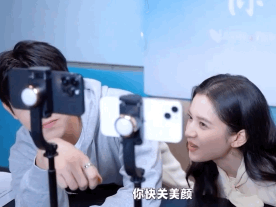 私底下也有说有笑,互动良好