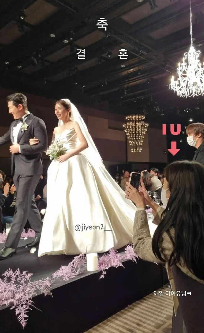 新人进场时，IU 在台下用手机猛拍的模样也太可爱