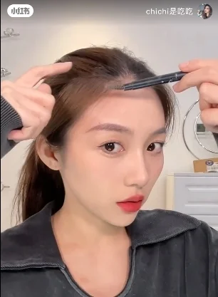 之后利用刷子在发际线“秃秃”的区域上,刷出薄薄的一层头发~