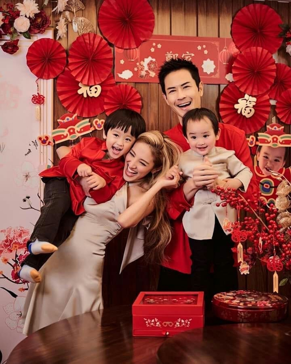 隔年2月14日产下长子郑承悦(Rafael),2020年7月27日再生下次子郑承亮(Yannick)。