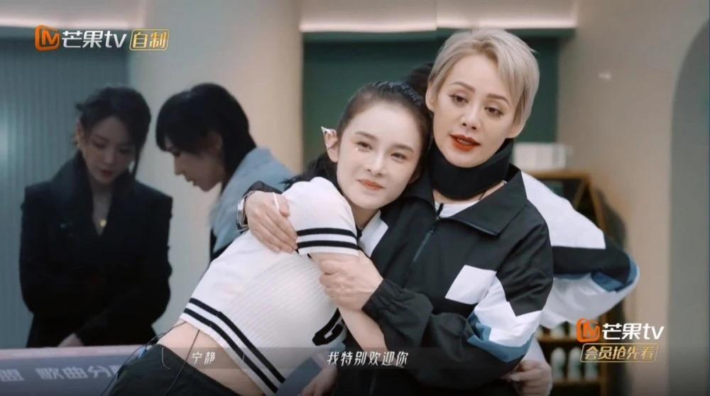 在之前《乘风破浪》节目中她就成功在一众女艺人中“脱颖而出”