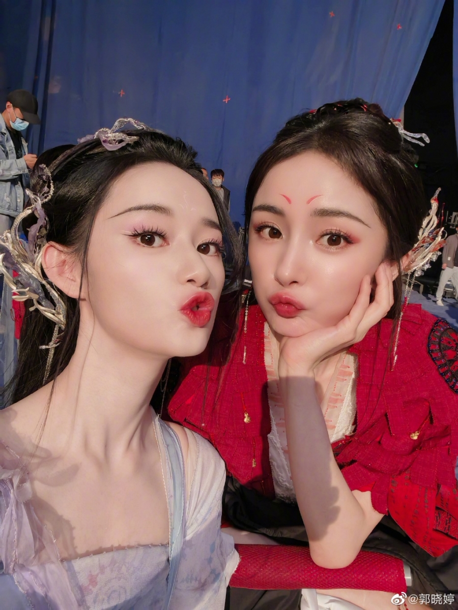 与杨幂、刘诗诗、迪丽热巴和虞书欣等均有作品合作。