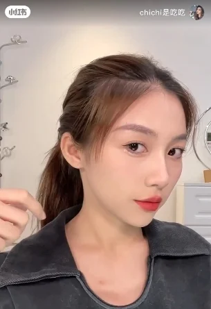 剪完之后,就可以发现自然又好看的“胎毛刘海”就顺利完成啦~