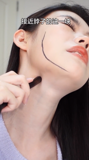 2、落“刷”的方向要在下颌底,也就是靠近脖子的地方
