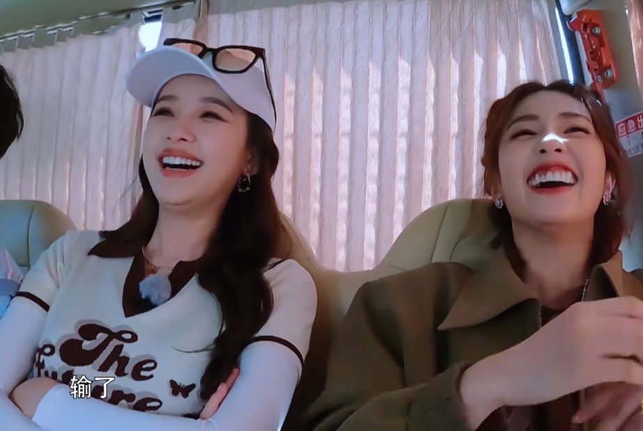 两个人玩得挺挺高兴,瞬间就打破了僵局