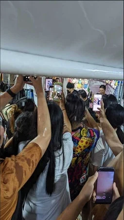 只不过不少粉丝仍不愿意离开，害怕这次一旦离开就难以近距离见到偶像。