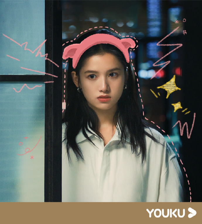 就像她的长相一样,长得独特,怀旧港风中混着一点点欧式,清冷却不寡淡,辨识度高。